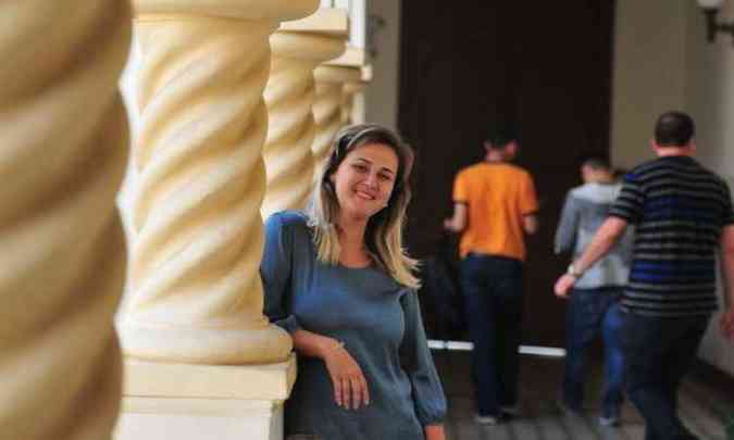 Diretora da Escola Estadual Pedro II, em Belo Horizonte, Cristiane Michelle Justi chama ateno para o desafio da mudana no material didtico(foto: Alexandre Guzanshe/EM/D.A PRESS)