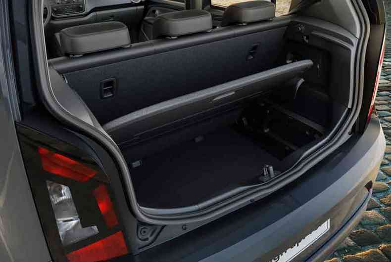 O porta-malas, com 285 litros de capacidade, era compatível com o tamanho do hatch(foto: Volkswagen/Divulgação)