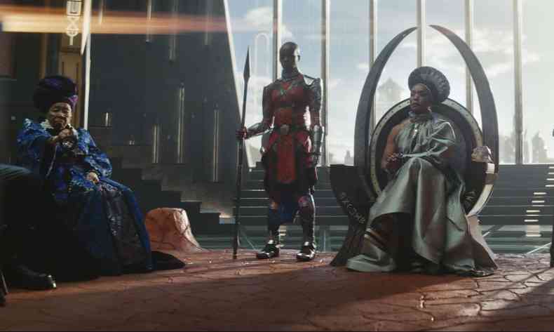Atriz ocupa o trono de Wakanda, cercada por segurana, em cena de Wakanda para sempre