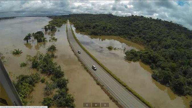 Um ponto de atracagem está sendo construído para as balsas que começam a operar neste domingo.(foto: Agência de Notícias do Acre) Um ponto de atracagem está sendo construído para as balsas que começam a operar neste domingo.(foto: Agência de Notícias do Acre)