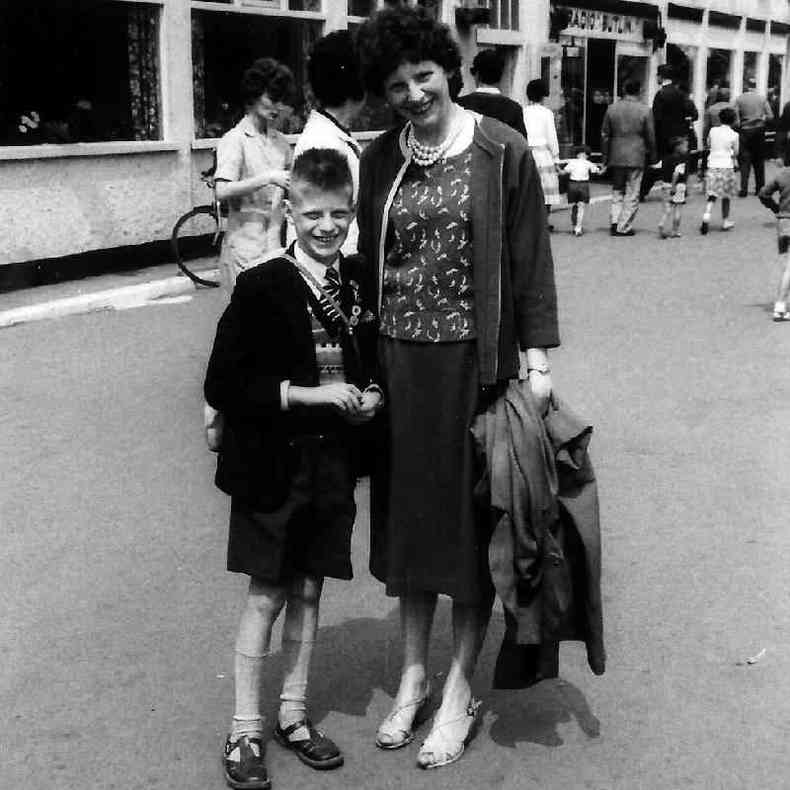 Steve Ellis e sua mãe em uma foto em preto e branco