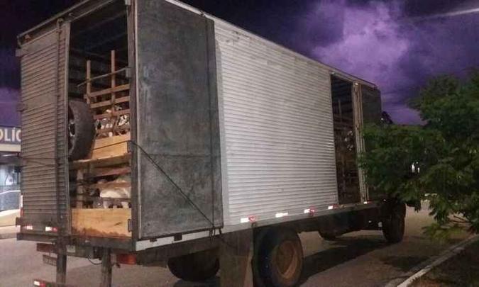 Para o transporte de carga viva em caminhões baú, a corporação informou que 'deve ser previsto um sistema de controle de temperatura e ventilação'(foto: Polícia Rodoviária Federal/ Divulgação ) Para o transporte de carga viva em caminhões baú, a corporação informou que 'deve ser previsto um sistema de controle de temperatura e ventilação'(foto: Polícia Rodoviária Federal/ Divulgação )