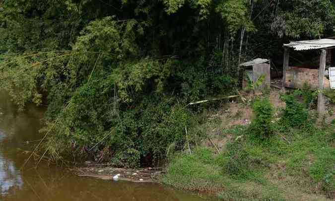 Esgoto despejado no trecho entre Raposos e Sabar(foto: Tlio Santos/EM/D.A Press)