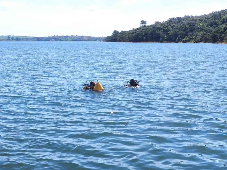 Mergulhadores conseguiram encontrar o corpo do homem de 32 anos que se afogou na represa de Furnas lago de Furnas Pimenta bombeiros