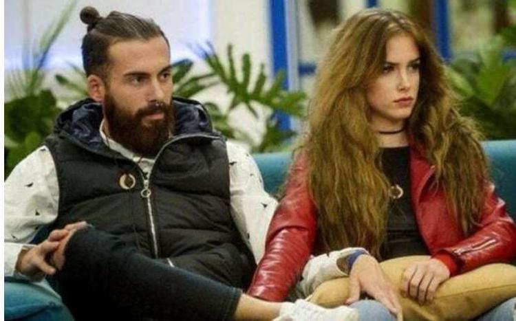 Jos Maria Lpez e Carlota sentados em sof, de mos dadas