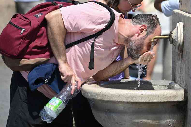 Homem bebe água em fonte do Vaticano, em Roma, devido ao enorme calor na Itália registrado neste mês