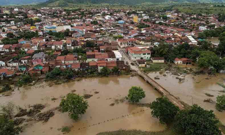 Inundao por causa de fortes chuvas atormenta cidades da Bahia
