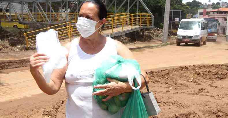 Janeiro de 2020: Maria das Dores Raimundo, depois das chuvas do início do ano, voltava da farmácia com um pacote de 12 máscaras para a família(foto: Jair Amaral/EM/D.A Press - 28/1/20)