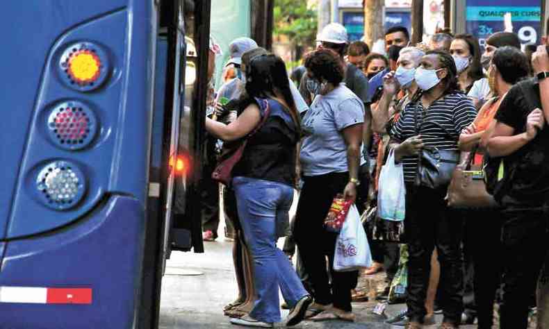 Aglomerao em ponto de nibus: no momento em que populao est mais desgastada, a doena chegou ao seu pico em BH(foto: Ramon Lisboa/EM/DA Press)