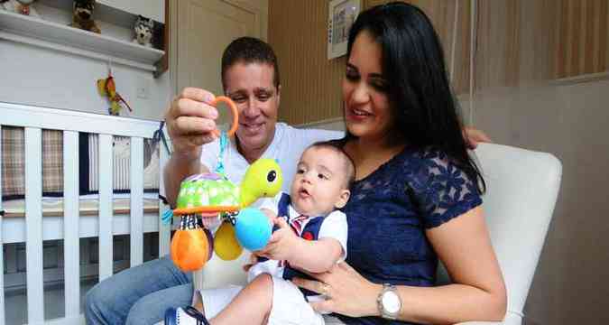 Daniel Prados, Fiorena Lescano e Andr, de cinco meses, filho do casal, que por enquanto no pretende ter o segundo beb(foto: Euler Jnior/E.M/D.A Press)