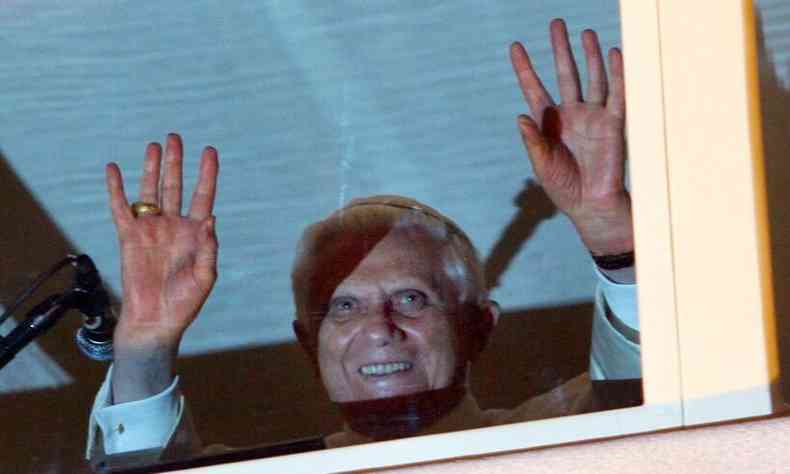 Papa Bento XVI sorrindo e acenando