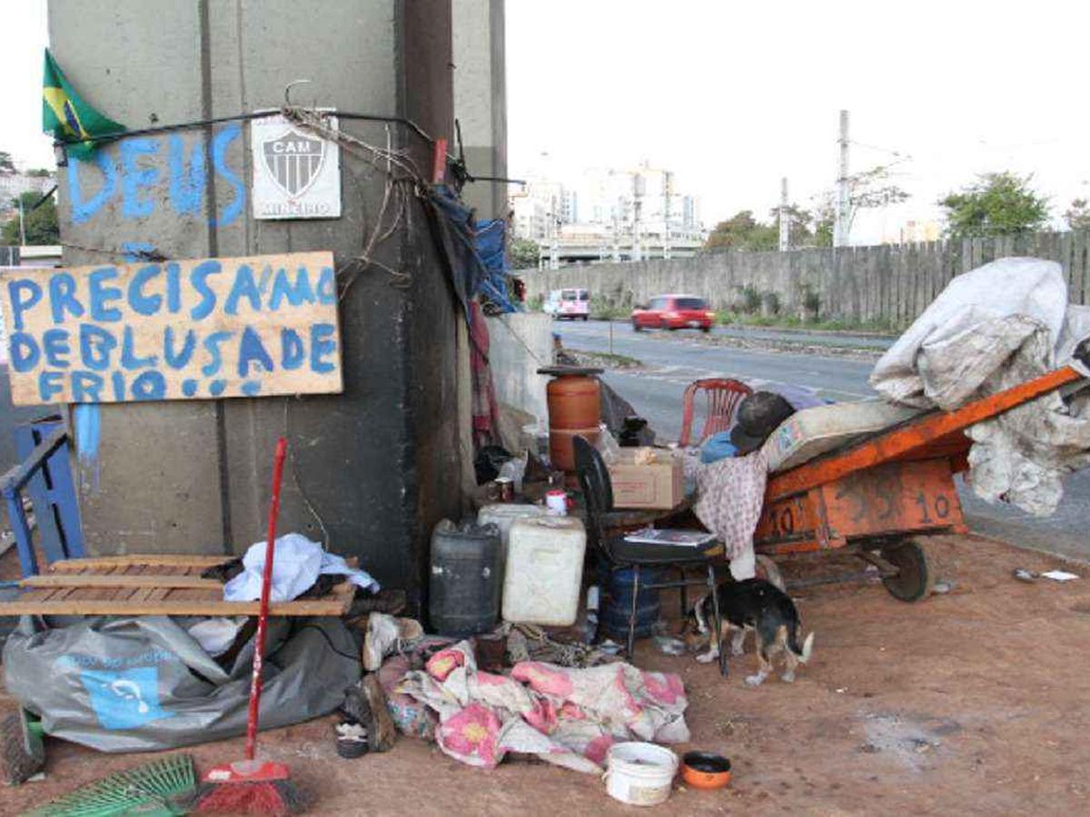 Morador em situa o de rua pede doa o de blusas de frio em BH