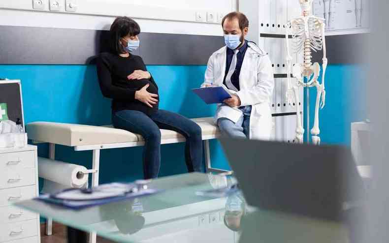 Obstetra consulta paciente expectante na consulta de check-up. clínico geral e mulher