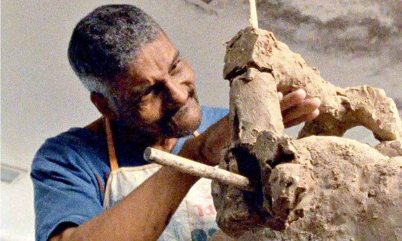 Interno de hospital psiquitrico Fernando Diniz, atendido por Nise da Silveira em 1949, produz escultura com papelo