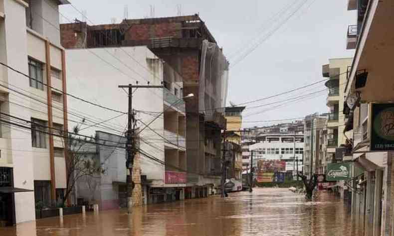 Manhuau sofre com fortes chuvas(foto: Reproduo/Redes Sociais)