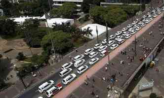 Taxistas protestando contra o Uber no ltimo ms, em So Paulo(foto: AFP PHOTO/MIGUEL SCHINCARIOL)