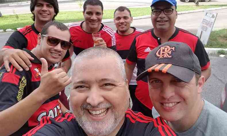 Apaixonado pelo Flamengo, o Ten Cel Figueiredo (de bon) junto com flamenguistas. Em primeiro plano, Bruno Romero, embaixador da FLAGV(foto: FLAGV/Divulgao)
