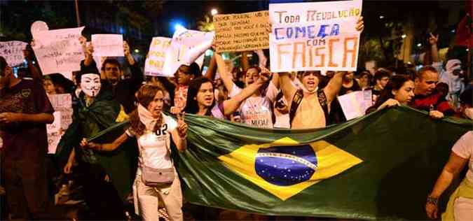 Manifestantes no Rio fecham a Rua Primeiro de Maro, no centro e seguem para concentrao em frente da Igreja da Candelria(foto: CHRISTOPHE SIMON/AFP )