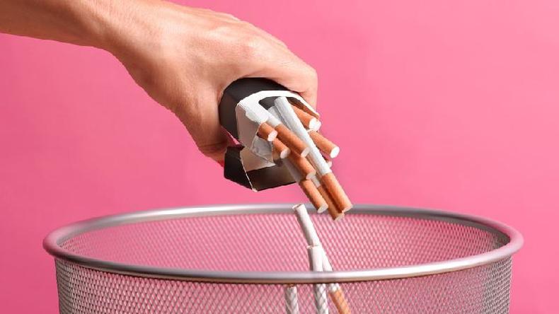 (foto: Getty Images) mulher jogando fora cigarros