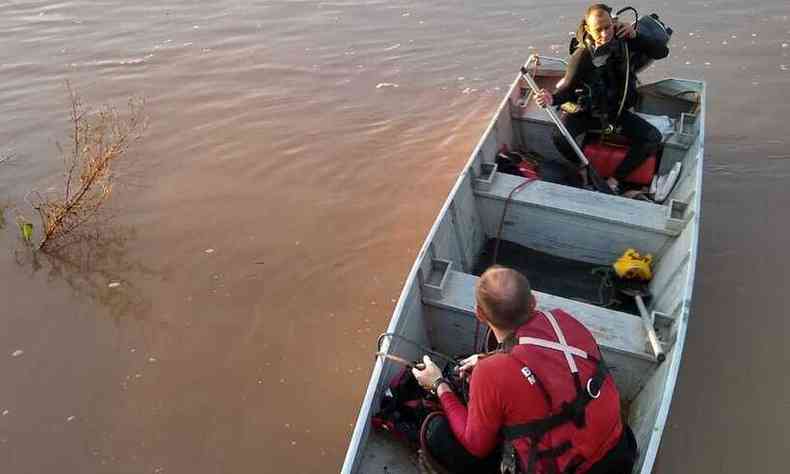 Cheia do Rio So Francisco dificultou os trabalhos de resgate do corpo do jovem(foto: Corpo de Bombeiros/Divulgao)
