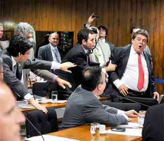 Bate-boca entre o deputado Slvio Costa (C) e o senador Pedro Taques (sentado) ocorreu no momento em que os discursos deveriam estar suspensos(foto: Geraldo Magela/Agncia Senado )