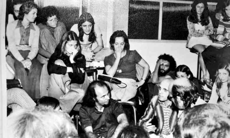O filósofo Michel Foulcaut, sentado no chão, rodeado de professores e estudantes da Fafick, em BH, em 1973 