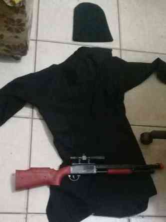 Rplica de arma e vestimenta usada pelo aluno em postagem nas redes sociais foi apreendida(foto: Polcia Civil/Divulgao)