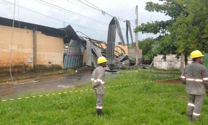 Funcionários da Cemig foram acionados devido à queda de energia na região. Cabos foram afetados pelos destroços do telhado(foto: Corpo de Bombeiros/ Divulgação ) Funcionários da Cemig foram acionados devido à queda de energia na região. Cabos foram afetados pelos destroços do telhado(foto: Corpo de Bombeiros/ Divulgação )