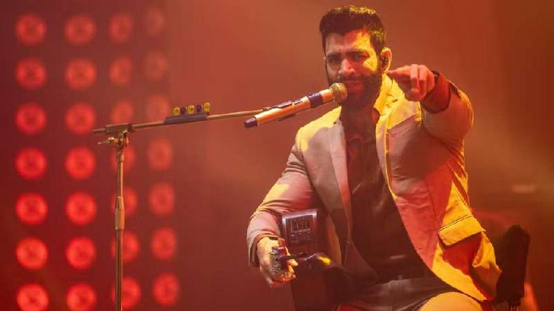Gusttavo Lima aponta dedo para plateia durante apresentao