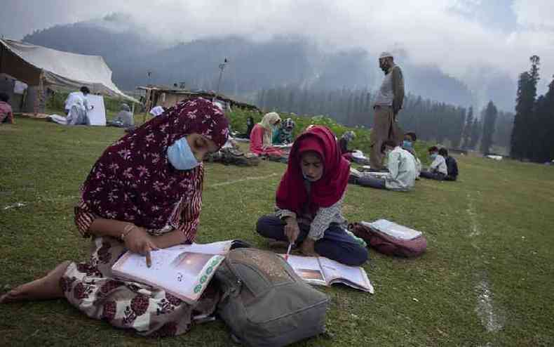 Mundo inteiro discute a retomada das aulas presenciais; acima, escola ao ar livre na Caxemira(foto: BBC)