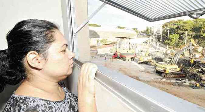 Juscilane reclama da trepidao causada pelos rompedores hidrulicos que demolem o viaduto e atormentam sua famlia e os demais moradores do residencial(foto: BETO MAGALHES/EM/D.A PRESS)