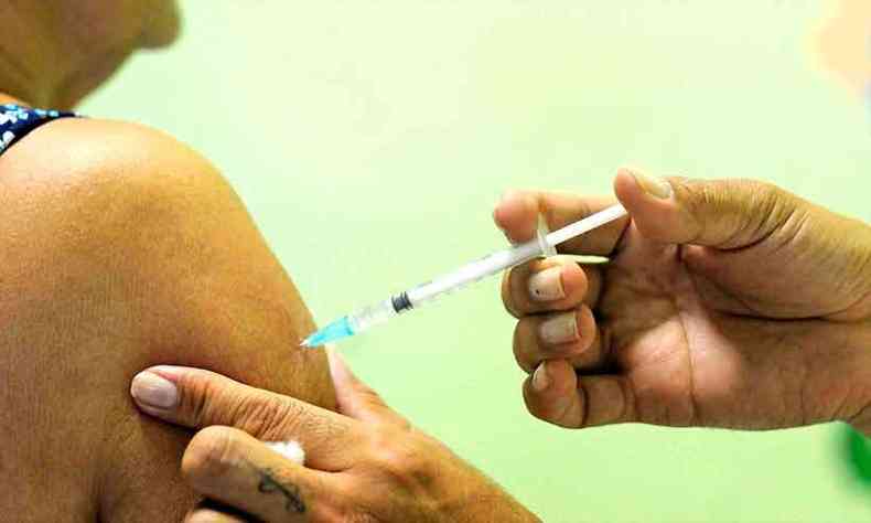 Vacinao  a melhor medida de preveno e reduo de complicaes graves relacionadas  gripe(foto: Leandro Couri/EM/D.A Press)