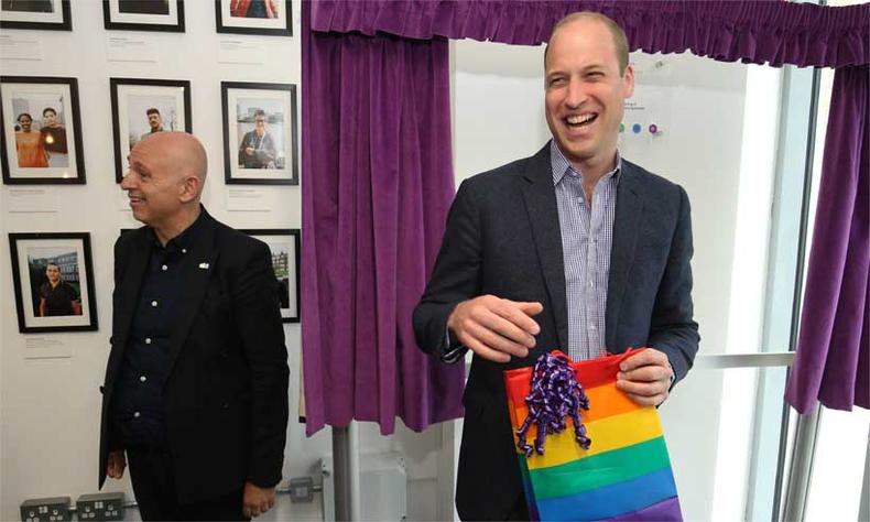 Príncipe William durante visita a uma organização LGBT em Londres (foto: Jonathan Brady / POOL / AFP) Príncipe William durante visita a uma organização LGBT em Londres (foto: Jonathan Brady / POOL / AFP)