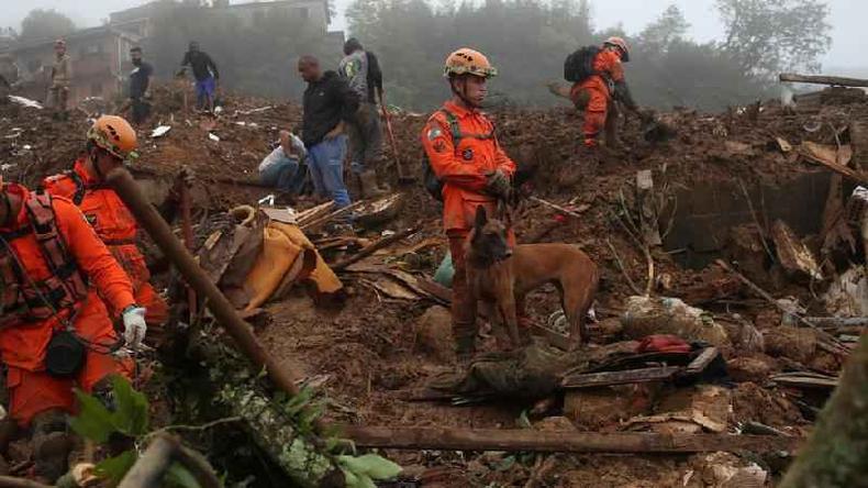 Bombeiros procuram por sobreviventes na lama