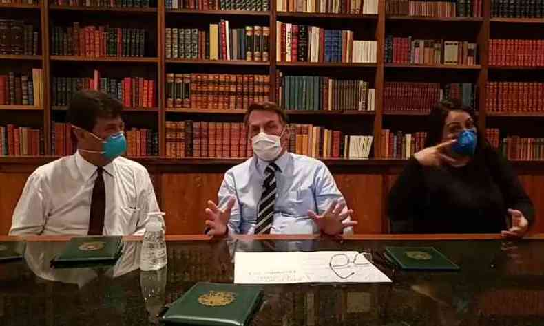Reproduo/Facebook Jair Messias Bolsonaro(foto: Bolsonaro fez a transmisso ao vivo junto do ministro da Sade)