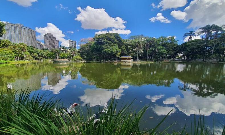 Lago do Parque Municipal se transforma em espelho nos dias claros da nova estação
