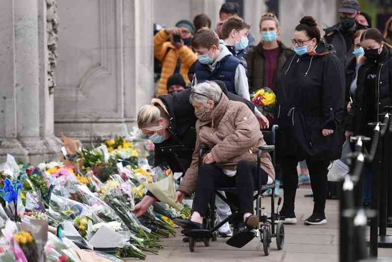 Britnicos prestam homenagens para o prncipe Philip, morto nesta sexta (9/4)(foto: AFP / JUSTIN TALLIS)
