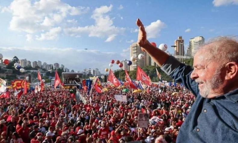 Lula acena para apoiadores em SP
