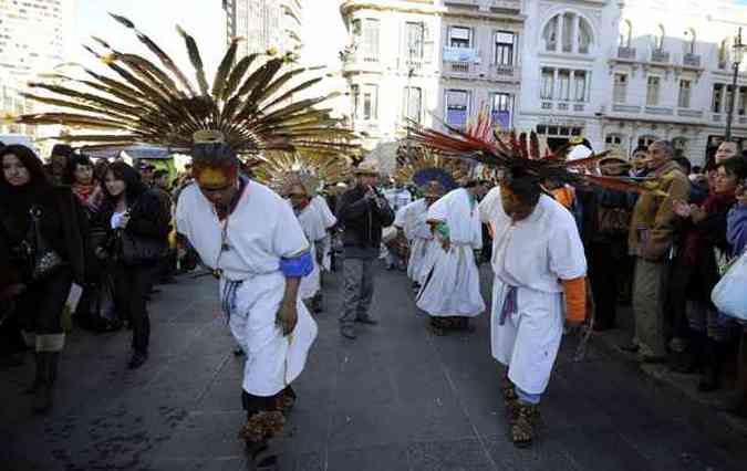 Indgenas durante protesto em La Paz, os pais da criana foram criticados por carregar uma menina para a longa marcha at a capital(foto: JORGE BERNAL / AFP)