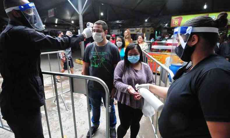 Visitantes enfrentaram fila para acessar a feira