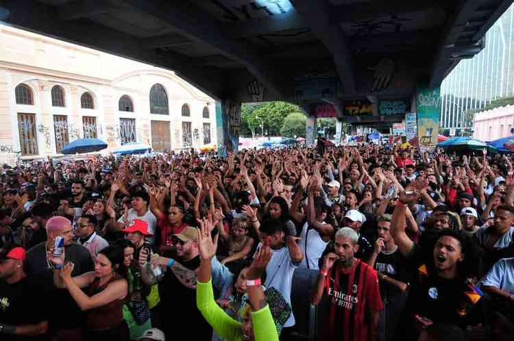 Plateia durante o Duelo de Mcs embaixo do Viaduto Santa Tereza, em BH
