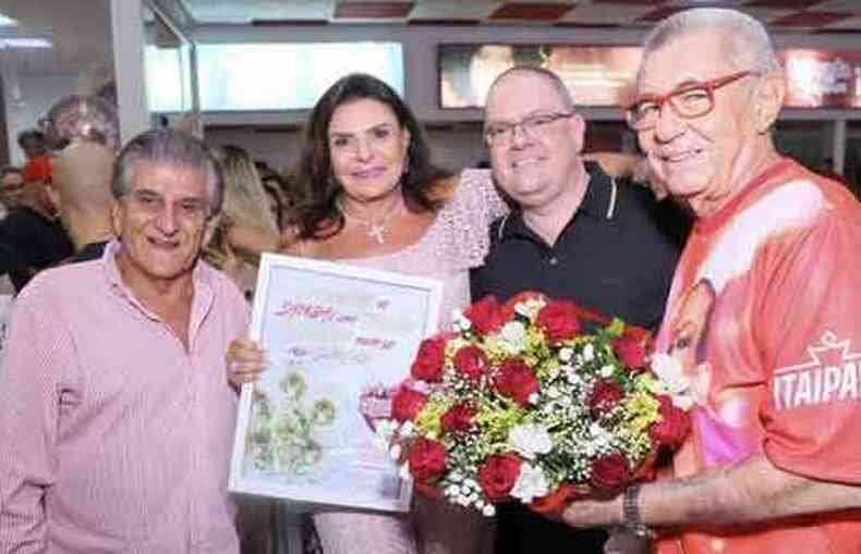 Maria Helena Cadar recebe placa em sua homenagem de dirigentes da Acadmicos do Salgueiro