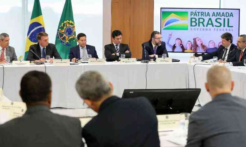 Reunio de 22 de abril contou com 25 autoridades; Bolsonaro e Moro sentaram prximos, com Hamilton Mouro, vice-presidente da Repblica, entre eles(foto: Marcos Corra/Presidncia da Repblica)