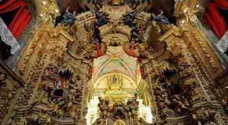 O altar foi restaurado, e as figuras de Nossa Senhora, evangelistas e doutores têm cores originais(foto: BETO NOVAES/EM/D.A PRESS)