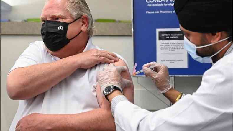 O premi de Ontario, Doug Ford, recebe imunizante; vacinao no Canad tem sido lenta(foto: Reuters)