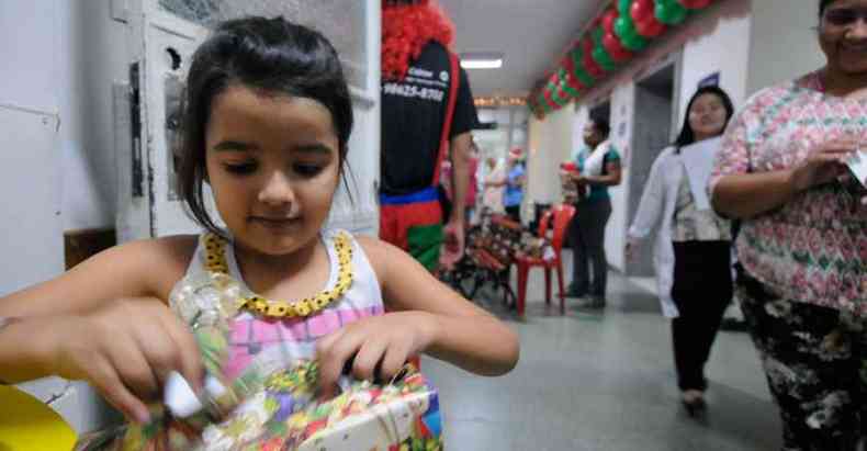 Tainara Custdio recebeu uma boneca e fez uma 'revelao': 'Papai Noel  meu pai'(foto: Tlio Santos/EM/D.A Press)