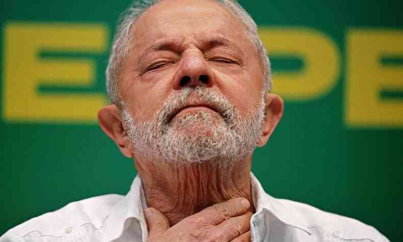 Presidente Lula com expresso de dor