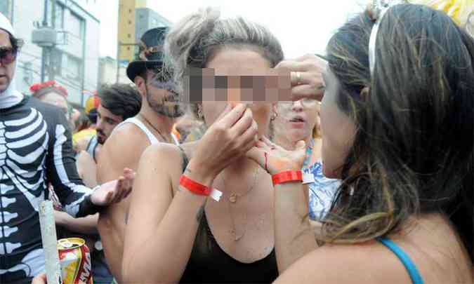 Jovem foi assediada e agredida com cabeada no nariz no cortejo do Unidos do Samba Queixinho, no Carlos Prates(foto: Tulio Santos/EM/ D.A Press)