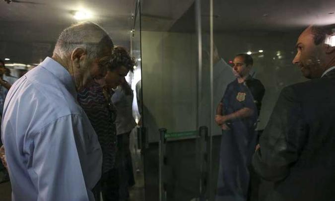O deputado Nelson Marquezelli aguarda enquanto agentes da Polícia Federal realizam buscas em seu gabinete na Câmara dos Deputados(foto: Marcelo Camargo/Agência Brasil) O deputado Nelson Marquezelli aguarda enquanto agentes da Polícia Federal realizam buscas em seu gabinete na Câmara dos Deputados(foto: Marcelo Camargo/Agência Brasil)