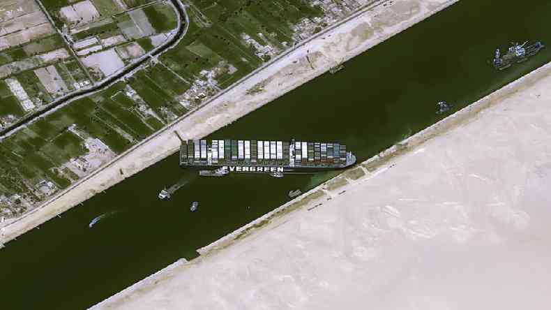 Imagens de satlite de 25 de maro mostram o Ever Given encalhado e travando a circulao no Canal de Suez(foto: Cnes2021, Distribution Airbus DS)
